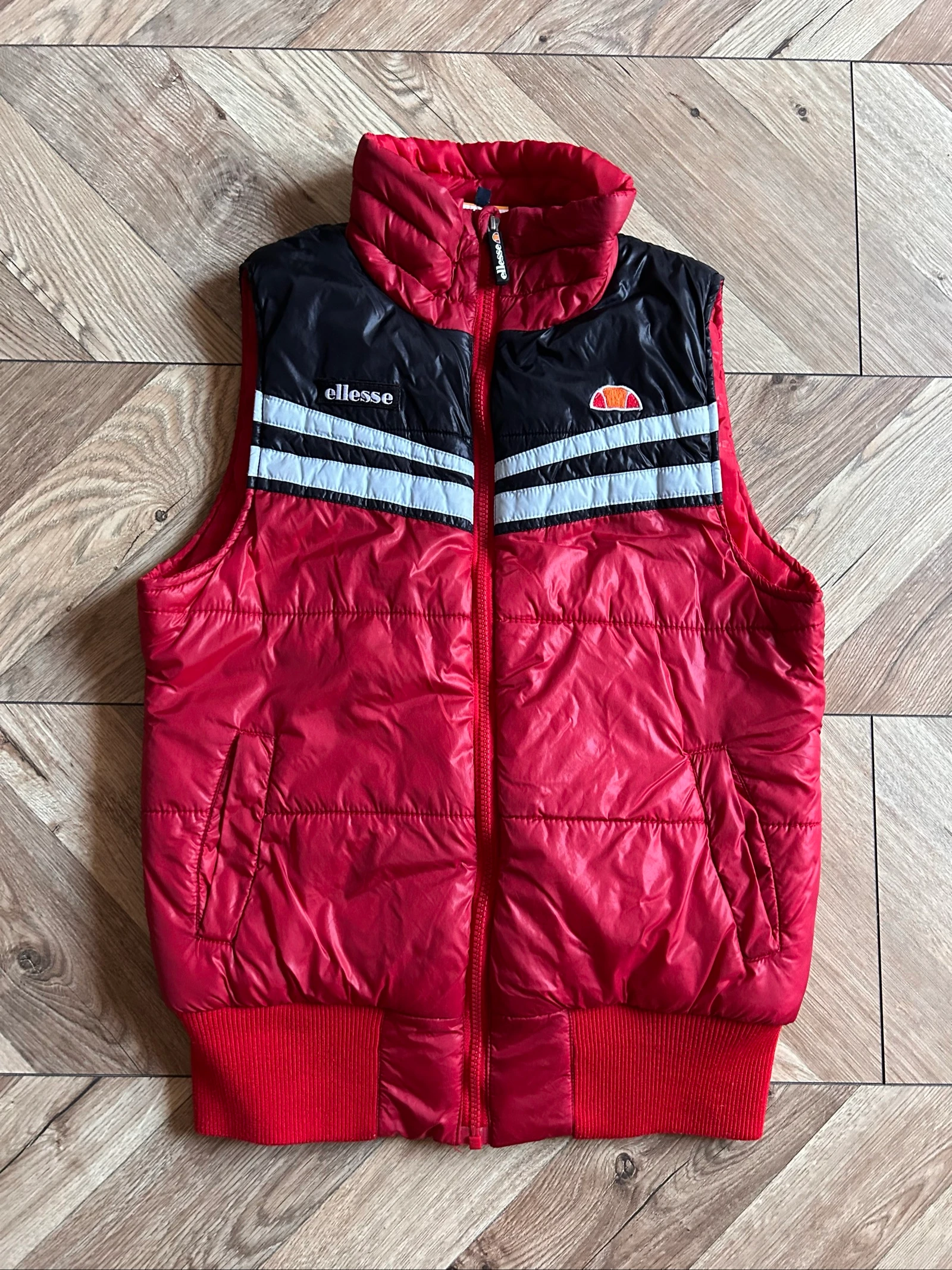 Doudoune sans manches Ellesse rouge et noire 